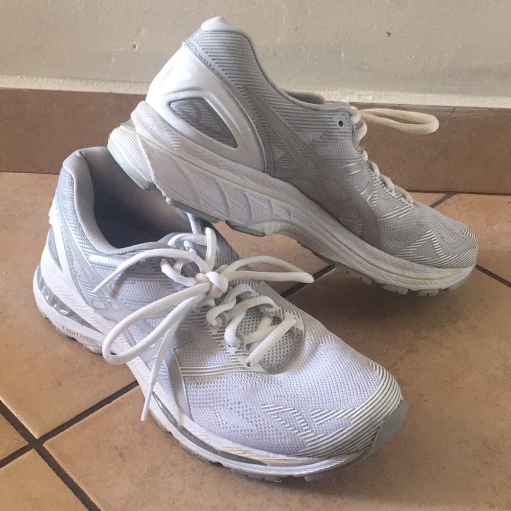 ASICS Silver/white Sneakers 👟